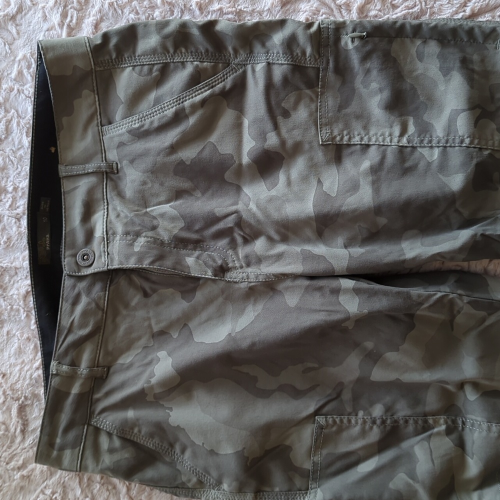 Prana jogger, Size 10 / green camo